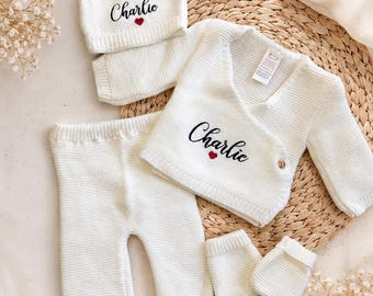 Personalisiertes Baby-Set mit Namensstickerei | Gestricktes Neugeborenen-Outfit | Mütze, Weste, Hose, Schühchen | Geschenkidee zur Babyparty