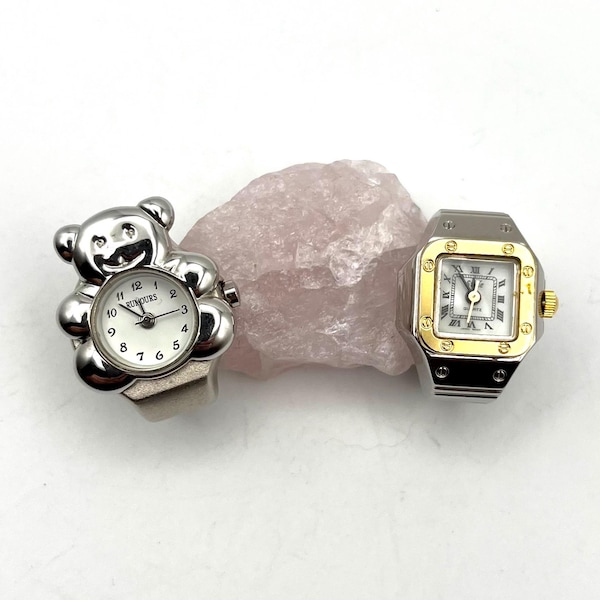 Relojes vintage con osito de peluche y anillo cuadrado bicolor.