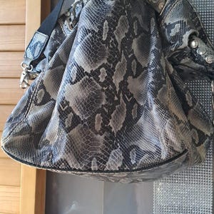 Sac à dos/bandoulière vintage Dolce & Gabbana en python. Rare et unique, grande capacité et d'un poids élégant grâce à sa matière.