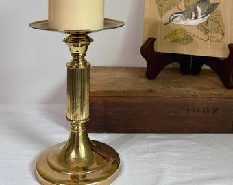 Candelabro de latón vintage para vela cilíndrica, decoración tradicional atemporal para el hogar.