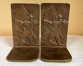 Sujetalibros de latón macizo estilo arquero de mediados de siglo, decoración vintage con pátina para el hogar.