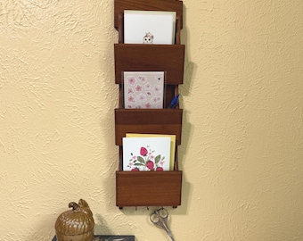 Clasificador de correo de madera vintage con ganchos para llaves, decoración de pared estilo cottagecore