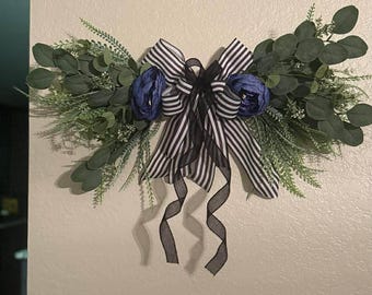 青い花柄のガーランドにストライプのリボン