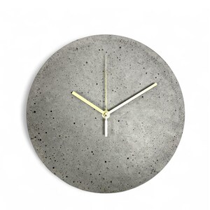 Grande horloge murale en béton | Design loft industriel, aiguilles dorées (35 cm)