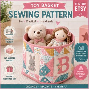 Puede incluir: Un patrón de costura para una cesta de juguetes. La imagen muestra una cesta acolchada hecha a mano con un osito de peluche y una muñeca dentro. La cesta tiene un interior rosa y está decorada con patrones florales y geométricos. El texto incluye "Toy Basket Sewing Pattern".