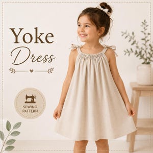 Op de afbeelding: Een beige mouwloze jurk met een geplooide halslijn en schouderstrikjes. De tekst Yoke Dress en Sewing Pattern is zichtbaar. De jurk heeft een eenvoudig, uitlopend silhouet van lichtgekleurde stof, gedragen met een bijpassende haarstrik.