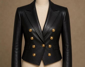 Chaqueta tipo blazer corta de cuero negro, abrigo sastre de doble botonadura con botones dorados.