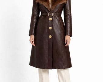 Gabardina de piel auténtica marrón con cuello de piel y cinturón para invierno