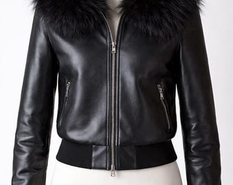 Chaqueta bomber de cuero negra con cuello de piel sintética