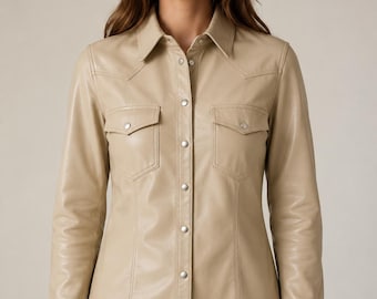 Chaqueta tipo camisa western de cuero genuino beige para mujer, con cierre de botones a presión.