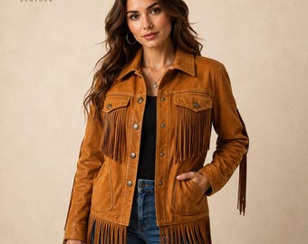 Könnte beinhalten: Eine hellbraune Lederjacke mit langen Fransen an Brust, Ärmeln und Saum. Die Jacke verfügt über einen Kragen, eine durchgehende Knopfleiste, zwei Brusttaschen und zwei Seitentaschen. Der Text Appollo LEATHER ist deutlich zu sehen.
