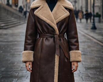 Gabardina de piel de oveja: abrigo de invierno marrón con cinturón para mujer