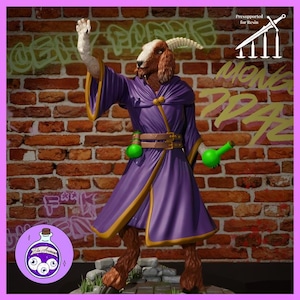 Pode incluir: Uma figura em miniatura de uma cabra antropomórfica vestindo um manto roxo com acabamento dourado, um cinto marrom e segurando dois frascos de poção verde brilhante. A cabra tem pelo marrom, chifres curvos e uma mão levantada.