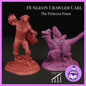 Op de afbeelding: Twee onbeschilderde resin tabletop miniaturen met het label Dungeon Crawler Carl The Princess Posse. Eén figuur is een man in een vest en korte broek met stekelige handschoenen. Het tweede figuur is een gevederde dinosaurus met een klein wezen op zijn rug.