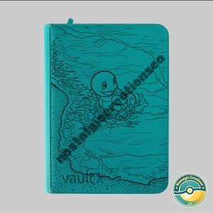 Peut inclure: Un classeur à cartes à collectionner turquoise avec une illustration au trait noir du personnage Carapuce dans les vagues. Le texte vaultx est imprimé en bas à gauche et un logo circulaire Nostalgic Creations est en bas à droite.