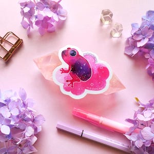 Erdbeermarmelade Frosch auf einer rosa Wolke die geschnittenen Vinyl Aufkleber | S T I C K E R | Original Froggy Kunst Froschillustration, niedlicher Fruchttier Aufkleber