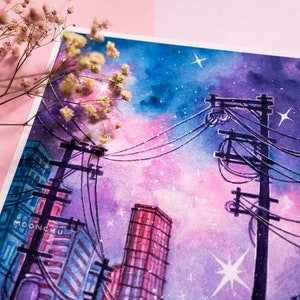Op de afbeelding: Waterverf schilderij van een stadsbeeld 's nachts met een paarse en roze lucht, sterren en stroomleidingen. Het schilderij is onderaan links gesigneerd met "MOONCHU".