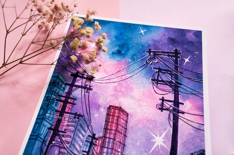 Op de afbeelding: Waterverf schilderij van een stadsbeeld 's nachts met een paarse en roze lucht, sterren en stroomleidingen. Het schilderij is onderaan links gesigneerd met "MOONCHU".