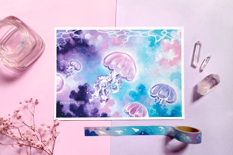 Puede incluir: Pintura acuarela de medusas nadando en un oc&eacute;ano parecido a una galaxia. Las medusas son moradas, rosas y azules, y el fondo es una mezcla de azul oscuro, morado y rosa.