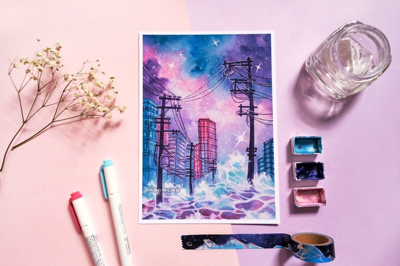 Op de afbeelding: Waterverf schilderij van een skyline met gebouwen en elektriciteitsleidingen onder een sterrenhemel. De stad is overstroomd met water en de golven beuken tegen de gebouwen. Het schilderij is in tinten blauw, roze en paars.
