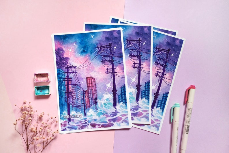 Op de afbeelding: Een set van vier aquarelprints met een stadsbeeld met stroomleidingen en gebouwen die onder water staan. De lucht is fel roze en paars met witte sterren. De prints hebben een witte rand en de tekst "MOONCHU" is zichtbaar in de linkerbenedenhoek.