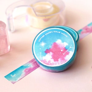 Op de afbeelding: Een rol washi tape in teal en roze met een ontwerp van een witte wolk en sterren. Het label luidt "cotton candy cloud washi MOONCHU".