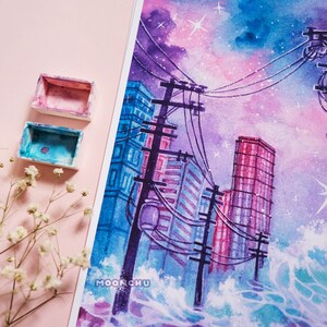 Op de afbeelding: Waterverf schilderij van een skyline met paarse, roze en blauwe tinten. De stad is gedeeltelijk onder water met golven die tegen de gebouwen beuken. De lucht is gevuld met sterren en er zijn stroomleidingen die over de sc&egrave;ne lopen. Het schilderij is onderaan links gesigneerd met "MOOKCHU".