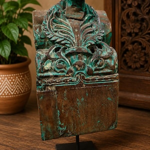 Antieke, originele, handgesneden, rustieke houten console.