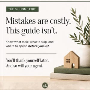 Könnte beinhalten: Eine Grafik mit dem Text THE SK HOME EDIT, Mistakes are costly. This guide isn't. Know what to fix, what to skip, and where to spend before you list. You'll thank yourself later. And so will your agent. Ein Holzhausmodell, Bücher und eine Pflanze.