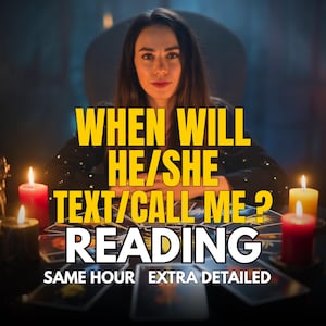 Könnte beinhalten: Eine Frau sitzt an einem Tisch mit Tarotkarten, beleuchtet von Kerzen. Das Bild zeigt gelben Text: "WANN WIRD ER/SIE MIR SCHREIBEN/ANRUFEN? LESUNG." Zusätzlicher Text lautet "GLEICHE STUNDE EXTRA DETAILIERT."