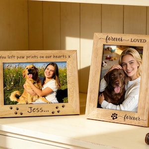 Könnte beinhalten: Zwei Holzbilderrahmen mit Fotos von Menschen und Hunden. Ein Rahmen hat den Text "..You left paw prints on our hearts x" und "Jess..." mit Pfotenabdrücken. Der andere Rahmen sagt "forevei LOVED forever" mit einem Pfotenabdruck.