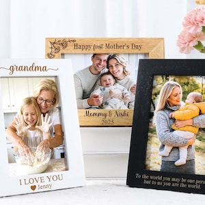 Pode incluir: Três molduras: uma moldura branca com "avó" e "I LOVE YOU Jenny", uma moldura de madeira com "Happy first Mother's Day" e uma moldura preta com uma citação. Cada moldura contém uma foto de família.