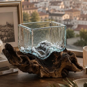 Aquarium en verre fusionné fait main sur socle en bois de Gamal naturel