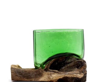 Ciotola quadrata in vetro fuso realizzata a mano su base di legno.
