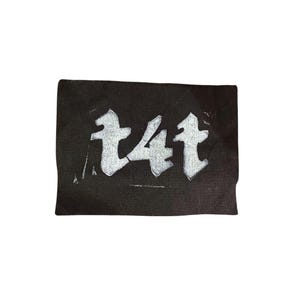 Könnte beinhalten: Schwarzer Stoff-Patch mit weißen japanischen Schriftzeichen, die "T4T" lesen.