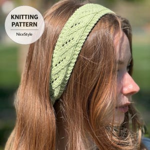 Könnte beinhalten: Ein hellgrünes Stirnband mit Zopfmuster und Lochmusterdetails. Das Stirnband wird auf dem Kopf einer Person getragen. Das Bild enthält auch den Text "KNITTING PATTERN" und "NiceStyle" in einem kreisförmigen Design.
