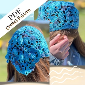 Può includere: Una bandana all'uncinetto blu e turchese con un dettagliato motivo traforato ispirato ai fiori. Il testo PDF Crochet Pattern è visualizzato nell'angolo in alto a sinistra. Il copricapo è realizzato in filato variegato nei toni del blu.