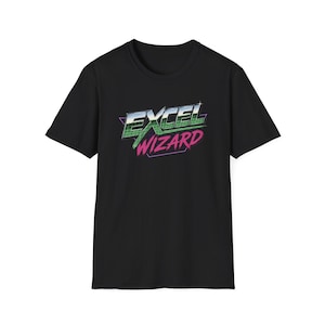Puede incluir: Camiseta negra con el texto "EXCEL WIZARD" en un diseño retro neón. El gráfico utiliza colores verde, rosa y plateado para un aspecto vibrante. La camiseta está hecha de un material suave, adecuada para el uso diario.
