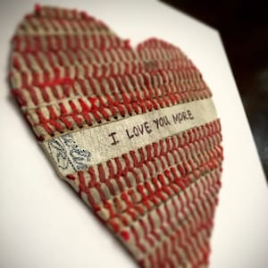 Ilustraciones de corazones con costuras de béisbol enmarcadas personalizables / Día de San Valentín, Día de la Madre, Día del Padre, Aniversario, Boda, Graduación, Nueva Casa, Idea de regalo