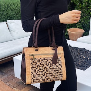 Bolso de mano y bandolera de piel de corcho con detalles de azulejos recortados