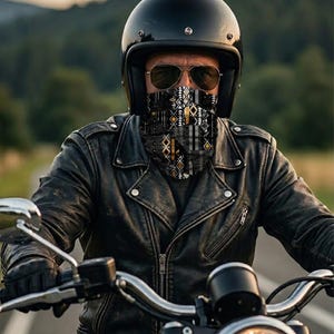 Könnte beinhalten: Eine Person mit einem schwarzen Motorradhelm und Sonnenbrille, mit einer schwarz-weiß gemusterten Gesichtsbedeckung. Die Person fährt Motorrad und trägt eine schwarze Lederjacke. Das Bild enthält den Text "Öko-Tex".