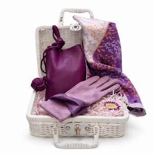 Conjunto de regalo de lujo morado para primavera para ella con guantes suaves al tacto, bufanda de satén y broche de metal, accesorios elegantes, regalo para el Día de la Madre o cumpleaños.
