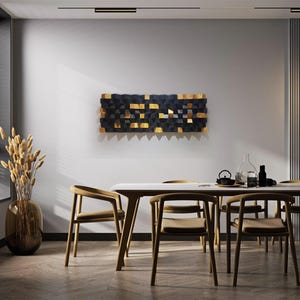 Könnte beinhalten: Eine weiße Keramik-Tasse mit schwarzem Henkel und dem Text "But First, Coffee" in fetter, schwarzer Schrift. Die Tasse steht vor einem neutralen Hintergrund, der ihr schlichtes Design hervorhebt.