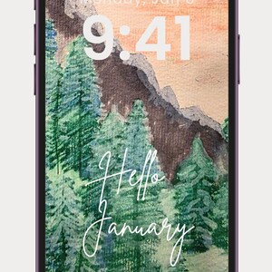 Puede incluir: Un smartphone muestra un paisaje de acuarela con árboles verdes, una montaña marrón y un cielo de puesta de sol. La pantalla muestra la fecha y la hora, junto con el texto "Hello January."