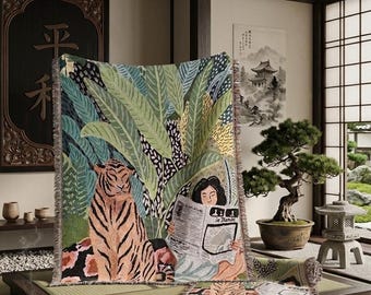 タイガー新聞配達少女の織物タペストリー – ボヘミアジャングルウォールアート – 大きなコットンスローブランケット – 禅の部屋の装飾 – アート好きの旅行者へのギフト