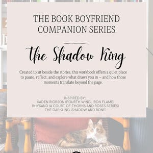 Könnte beinhalten: Werbebild für "The Book Boyfriend Companion Series" mit dem Titel "The Shadow King". Das Bild enthält Text, eine Katze auf einem Stuhl und ein Logo. Der Text beschreibt den Zweck des Arbeitsbuchs und listet Inspirationen auf.