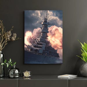 Könnte beinhalten: Digitaldruck eines Schlachtschiffs auf See, mit großen Kanonen und einem hohen Aufbau. Das Schiff ist von aufsteigenden Rauchwolken und einem dramatischen Himmel umgeben. Das Kunstwerk ist auf Leinwand montiert.