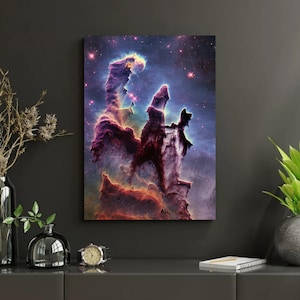 Puede incluir: Un letrero de madera rústica con el texto "Welcome to our home" en letras blancas. El letrero presenta un acabado envejecido y un diseño simple y acogedor, perfecto para la decoración de la puerta principal.