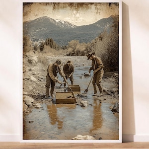 Peut inclure: Impression sépia de trois hommes cherchant de l'or dans une rivière. Ils portent des chapeaux et des vêtements de travail, utilisant des pelles et des boîtes en bois. Des montagnes et des arbres en arrière-plan, avec une esthétique vintage.