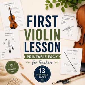 Może przedstawiać: Zestaw edukacyjny do druku zatytułowany FIRST VIOLIN LESSON PRINTABLE PACK for Teachers, zawierający 13 stron ze schematami części skrzypiec, trzymania smyczka i pustych strun, wraz z drewnianymi skrzypcami i smyczkiem.